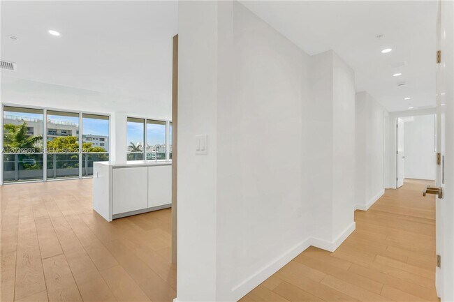 Building Photo - 9221 E Bay Harbor Dr