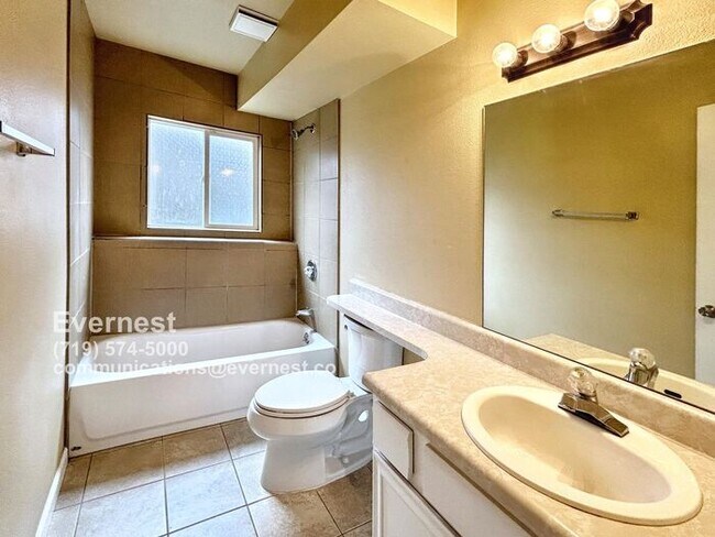 Building Photo - Spacious 4-Bedroom Home with Modern Comfor...
