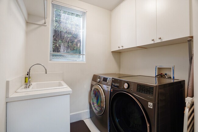 Laundry room - 841 N Crescent Heights Blvd