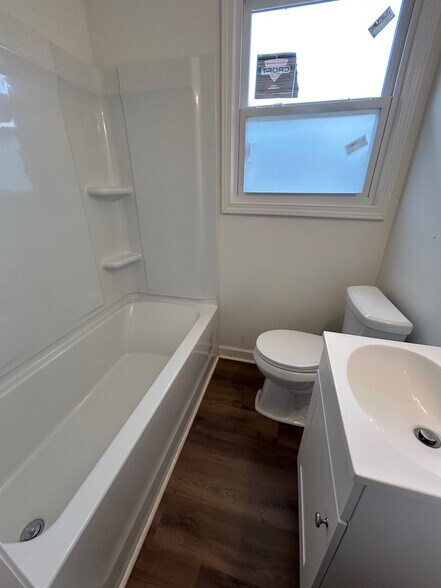 03_Bathroom - 2922 Chestnut St