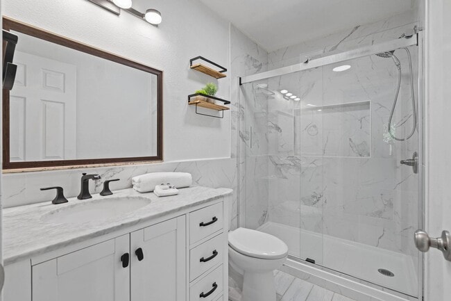 Building Photo - Lovely 3-bdrm/2-bath thin house in Portsmouth. Fenced backyard w/ deck, 1-car garage