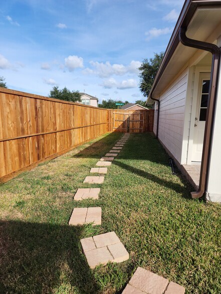 Backyard Gate Entry - 4710 Montclair Hill Ln