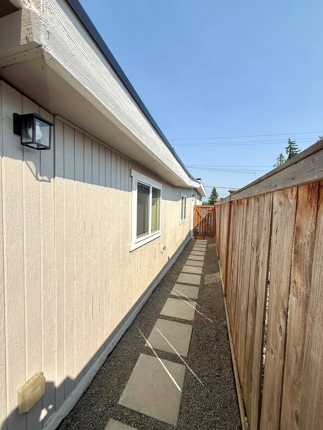Building Photo - Charming 2-Bed, 1-Bath White Center Home