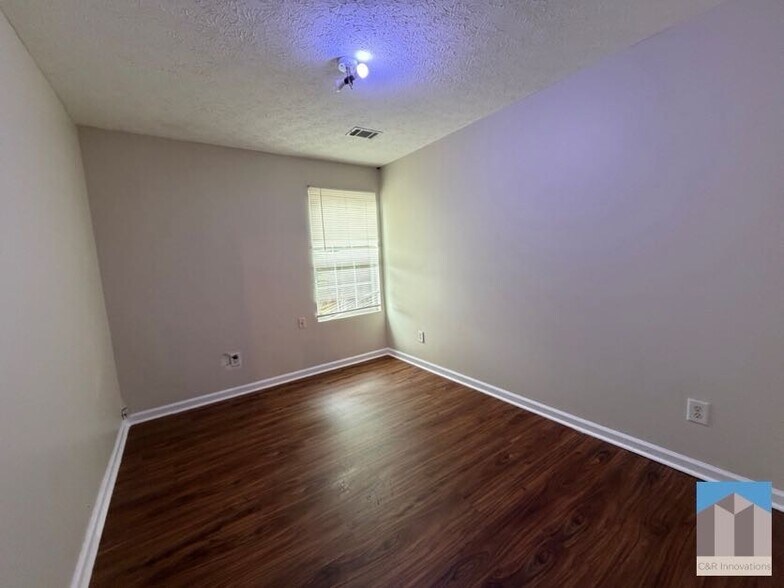 Building Photo - 5196 Tew Ln SW