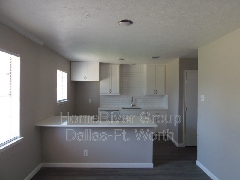 Building Photo - 311 Rita Dr
