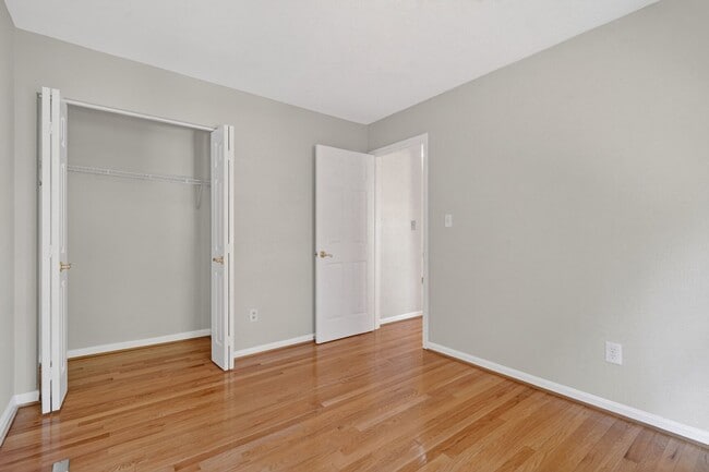 Building Photo - 8 Suncroft Ct