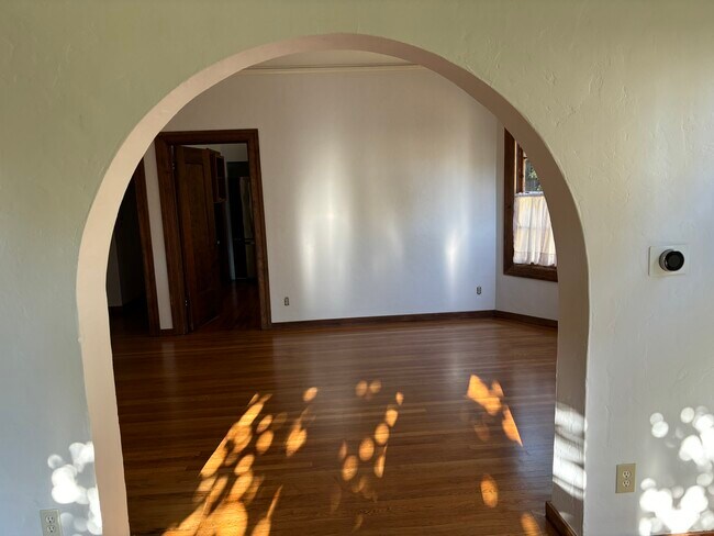 Building Photo - 6448 Benvenue Ave