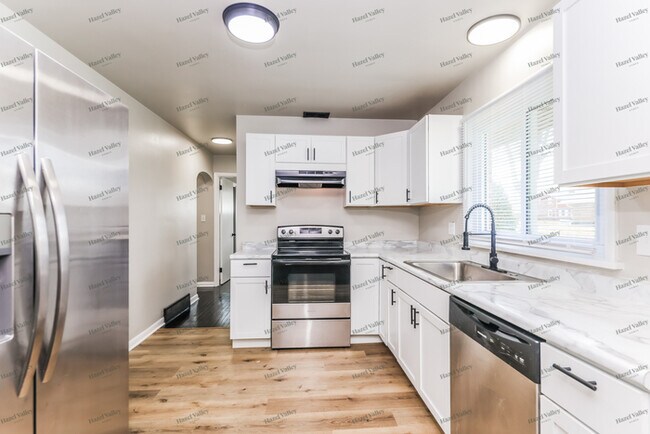 Building Photo - 718 Bristol Rd