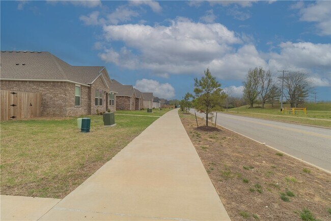 Building Photo - 112 S Broyles Ave