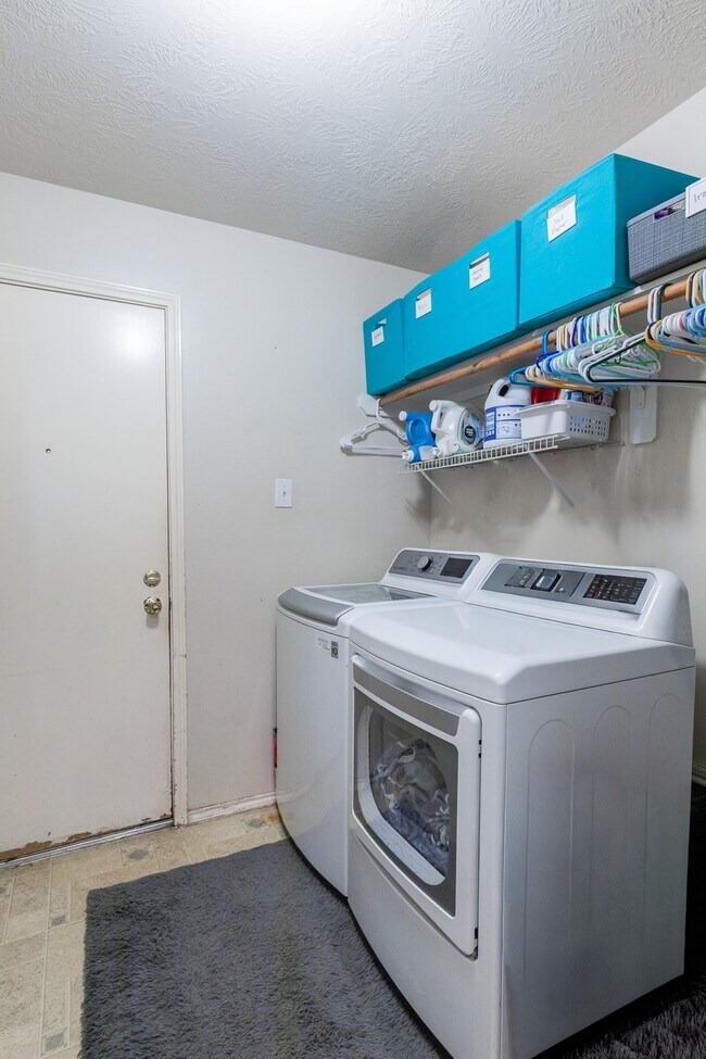 Building Photo - 24027 Kingbriar Dr