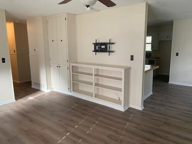 Building Photo - Beautiful 2 Bed Room 1 Bath