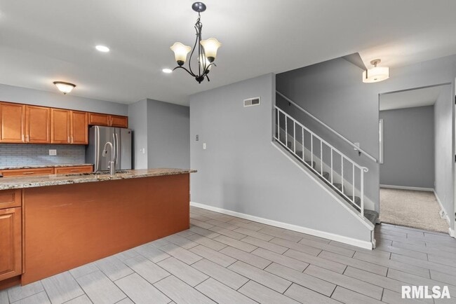 Building Photo - 2020 W Glen Ave