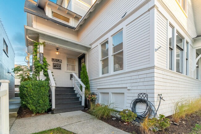 Building Photo - 116 4th Ave N