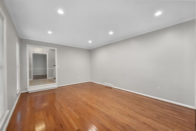 Building Photo - 3405 Hillvale Rd