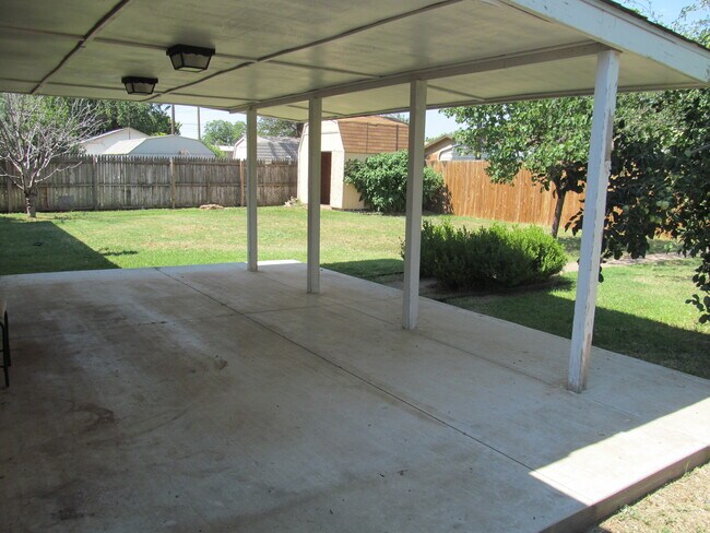 Building Photo - 120 Sandy Ln