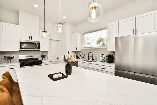 Building Photo - 208 N York St