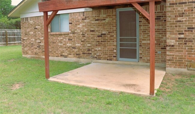 Building Photo - 1204 Leander Rd