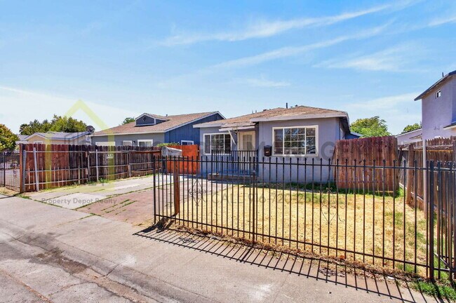 Building Photo - Spacious 3-Bed, 2-Bath Haven in Sacramento