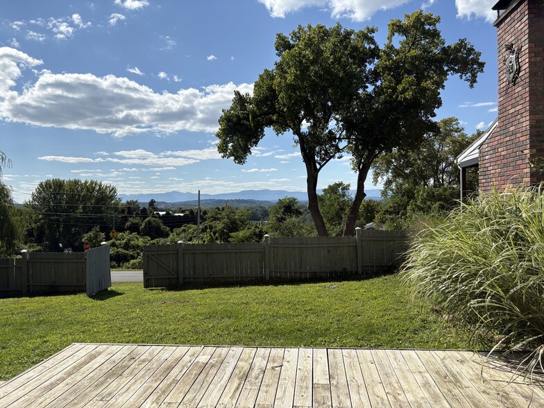Building Photo - 6 Pleasantview Dr