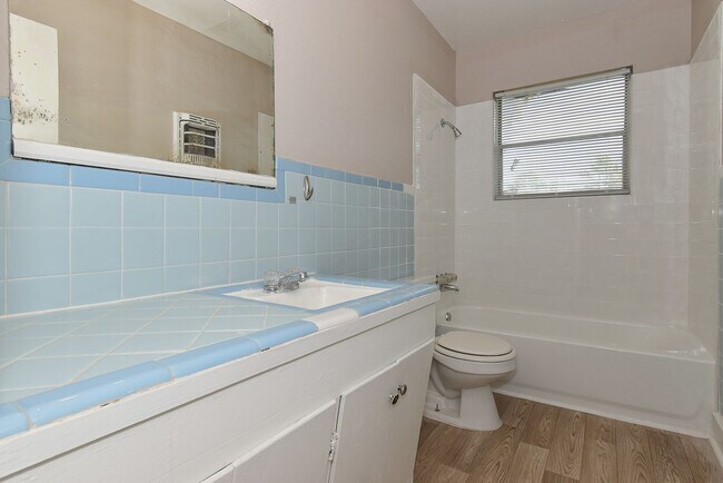 Building Photo - 1304 Skyline Dr