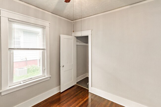 Building Photo - Available now!  517 S. 35th St.  4 Bedroom, 2 Bath Great Midtown location, 1 car garage.