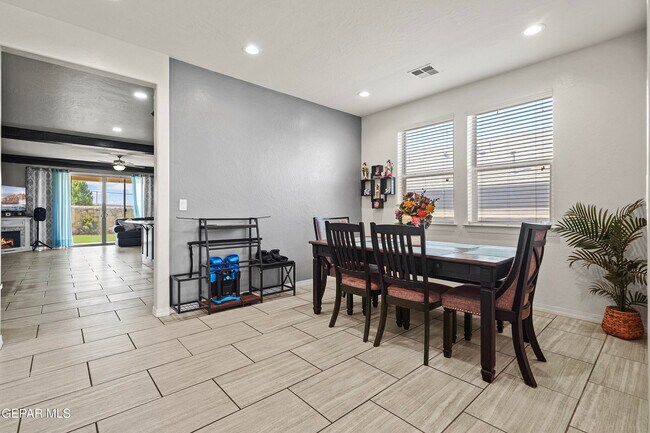 Building Photo - 212 S Manzanita Dr