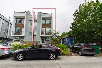 Building Photo - 2Bd/1.75Ba Seattle Townhome
