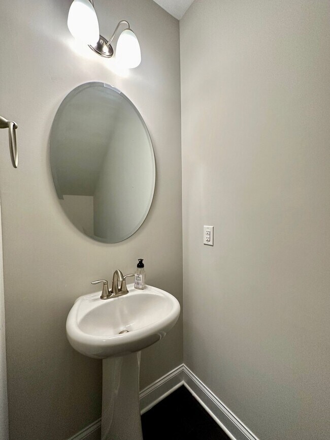 Building Photo - Beautiful 4 bedroom, 3 bath townhome end u...