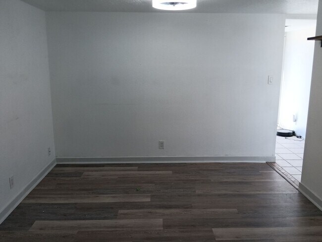 Building Photo - 2-bedroom, 1.5-bathroom home located in the vibrant city of Albuquerque