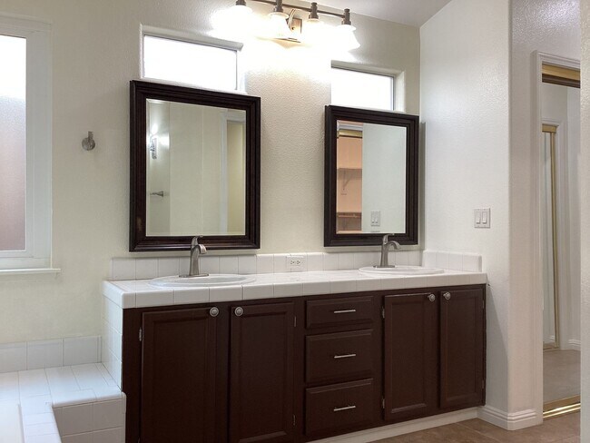 Building Photo - 7526 N Ellendale Ave