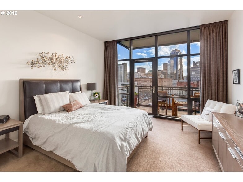 Building Photo - 1025 NW Couch St