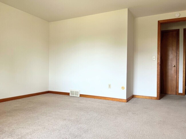 Building Photo - 25 Oakridge Dr