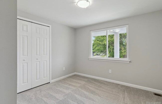 Building Photo - 6879 Brookshire Dr