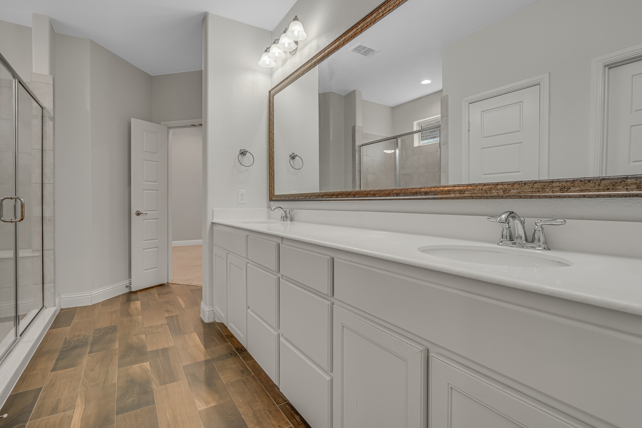 Master Ensuite - 804 10th St