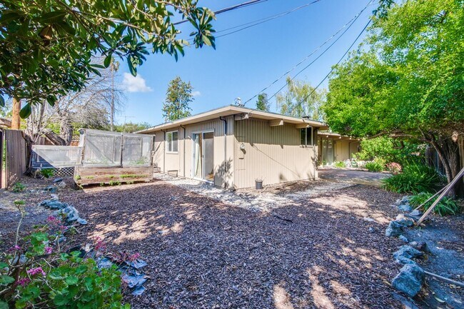 Building Photo - Mountain View Home l Spacious Open Layout Bright and Private Yard