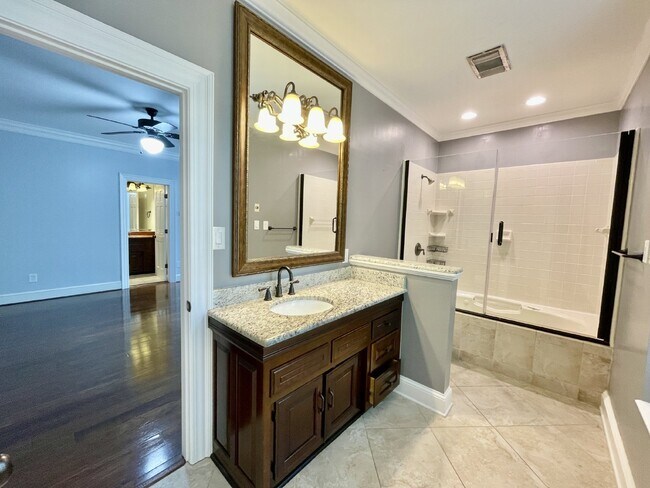 Building Photo - 4 Bed, 4 And A Half Bath Nest In Haymount