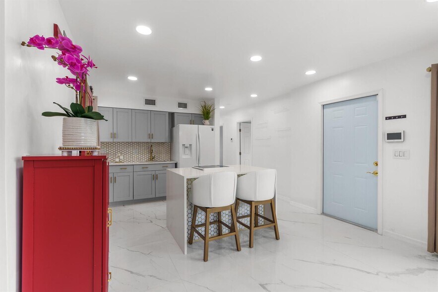 Building Photo - 201 NE 28th Ct