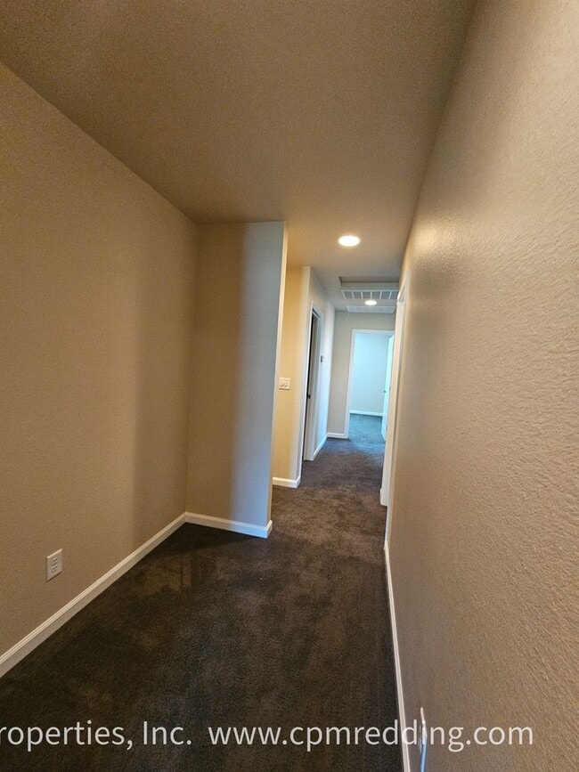 Building Photo - Spacious 5 Bedroom in the Heart of Redding!