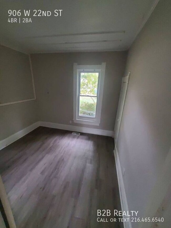 Building Photo - 906 W 22nd St