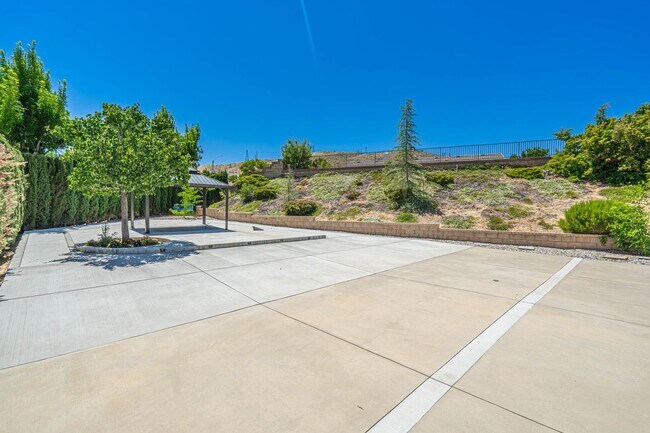 Building Photo - Single Story Pool Home for Rent in Palmdale.