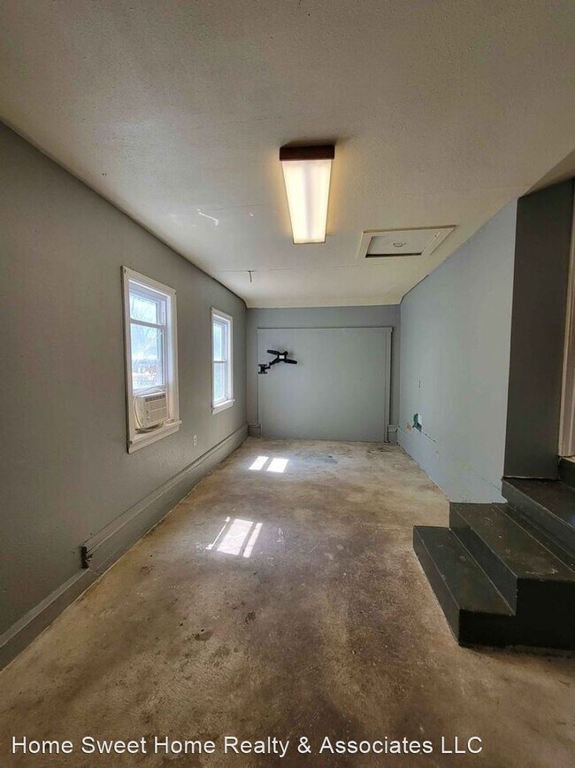 Building Photo - 3 br, 1 bath House - 1890 N Broadway