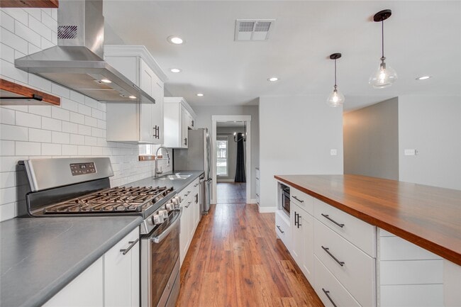 Building Photo - 966 Redway Ln