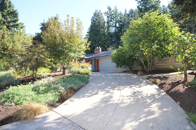Building Photo - 6520 SE Morrison St
