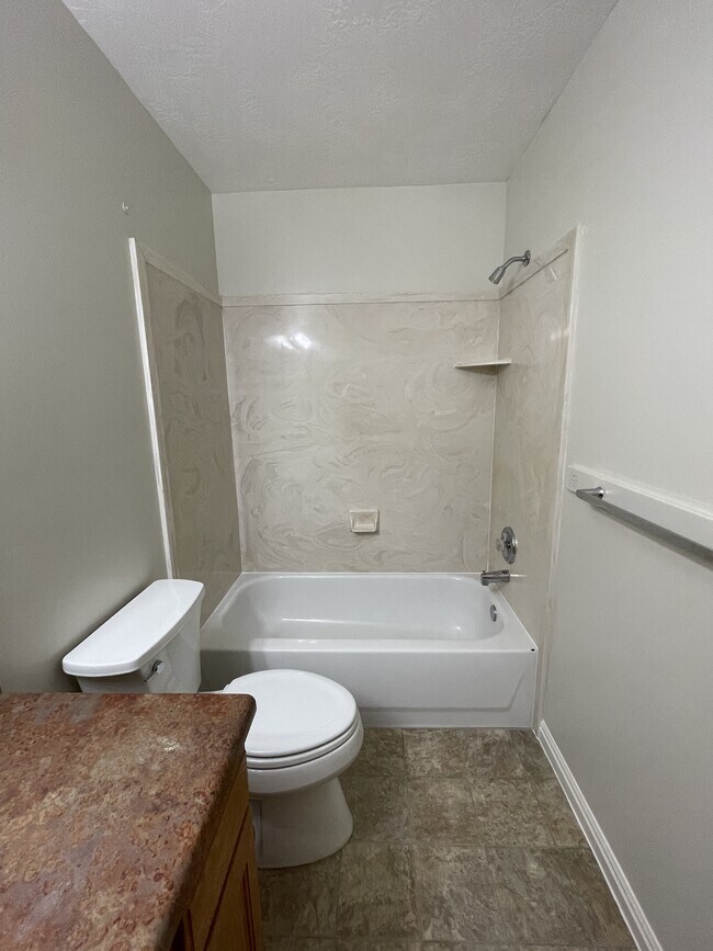 Building Photo - 134 Lakeview Dr