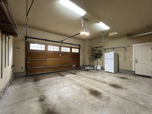 Building Photo - Luxury 5 Bedroom Home with Soaking Tub, Chef’s Kitchen & Expansive Primary Suite