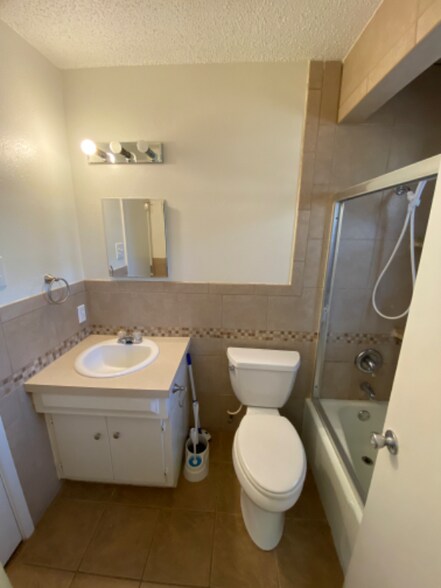 Building Photo - 1110 S Cedar St