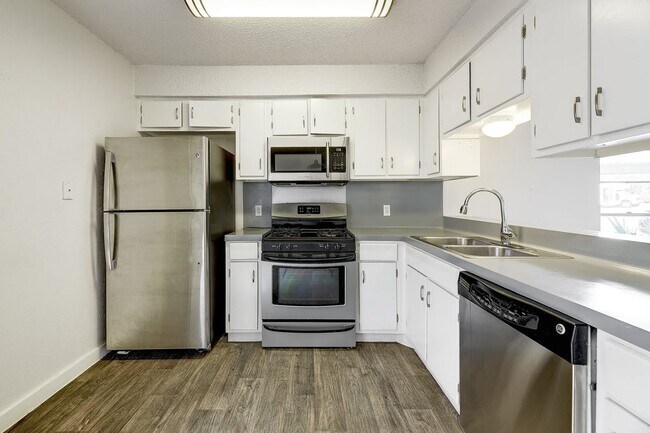 Building Photo - 10505 Little Pebble Dr