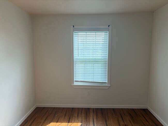 Building Photo - Well Maintained 2nd Floor Condo Now Available in Northridge Estates