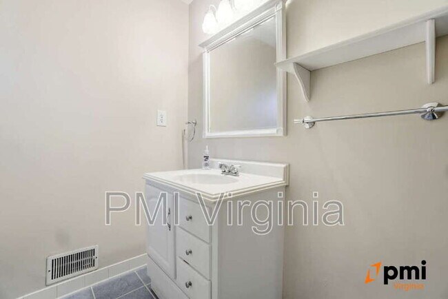 Building Photo - 436 Longleaf Rd