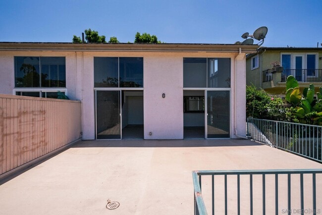 Building Photo - 2544 Navarra Dr